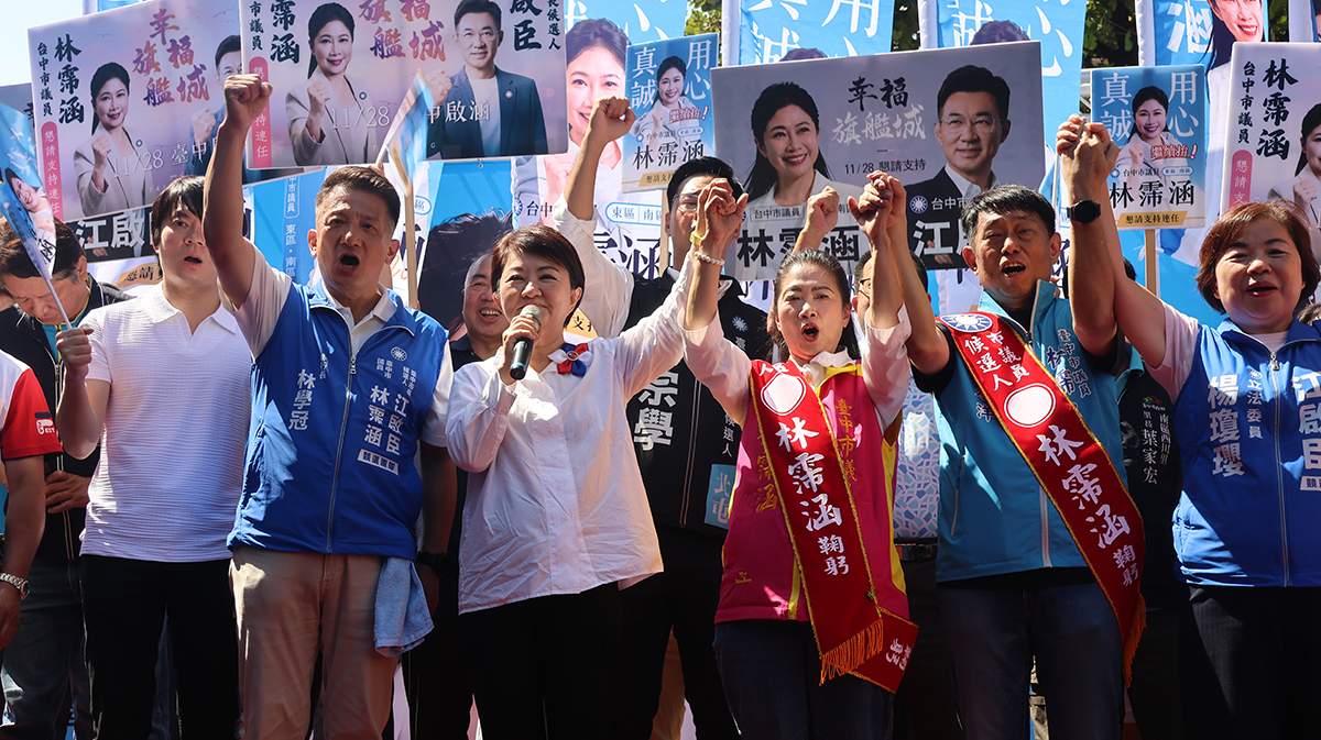 盧秀燕率局處首長站台!江啟臣讚林霈涵「東南區無可取代」 上千人競總喊凍蒜 3 盧秀燕稱讚林霈涵是五星級議員,為長者、婦幼爭取福利,盼鄉親支持連任。