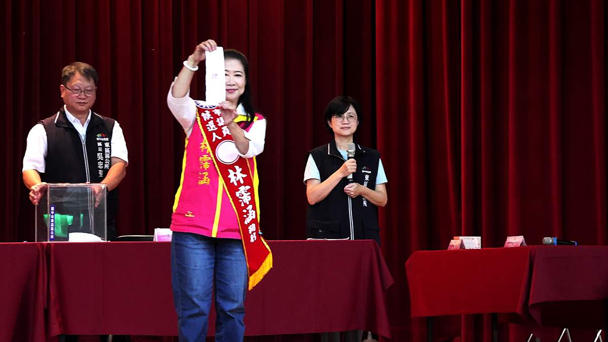林霈涵抽中4號喊「事事如意」 東南區8人搶4席選情激烈 2 林霈涵表示,抽中4號,希望象徵「四方平安、東南共好」。
