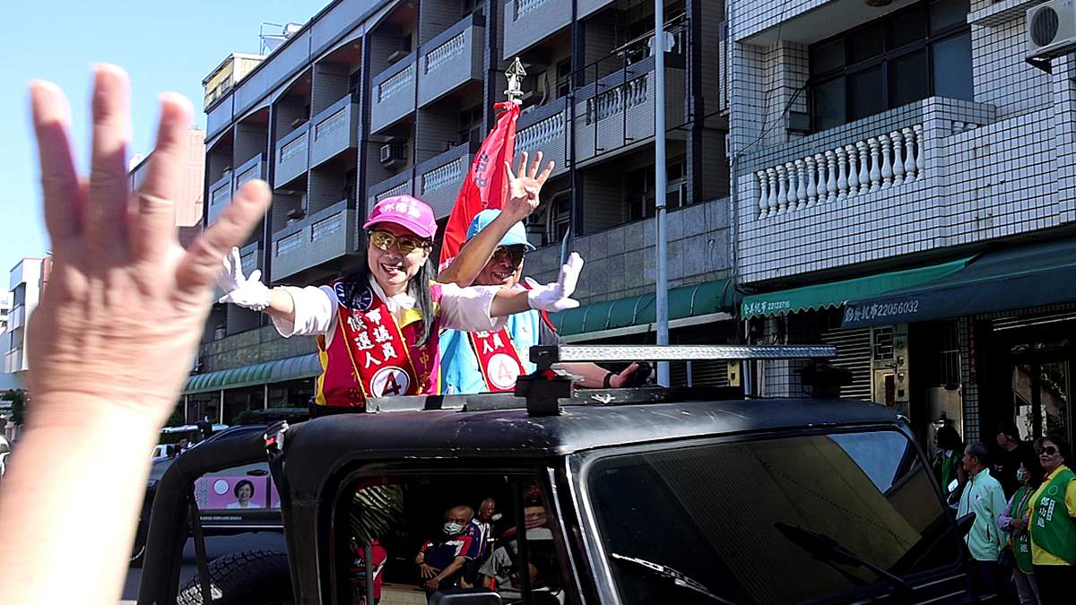 林霈涵抽中4號喊「事事如意」 東南區8人搶4席選情激烈 1 林霈涵抽中台中市議員選舉4號,與支持者高喊「事事如意、順利連任」,隨後展開車隊掃街拜票。