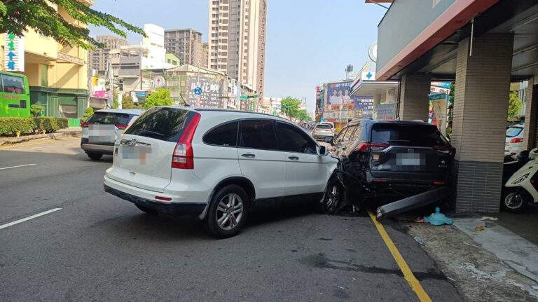 台中北區中清路一段發生連環車禍，造成女騎士擦傷、男子頭暈送醫，肇事駕駛棄車離去。