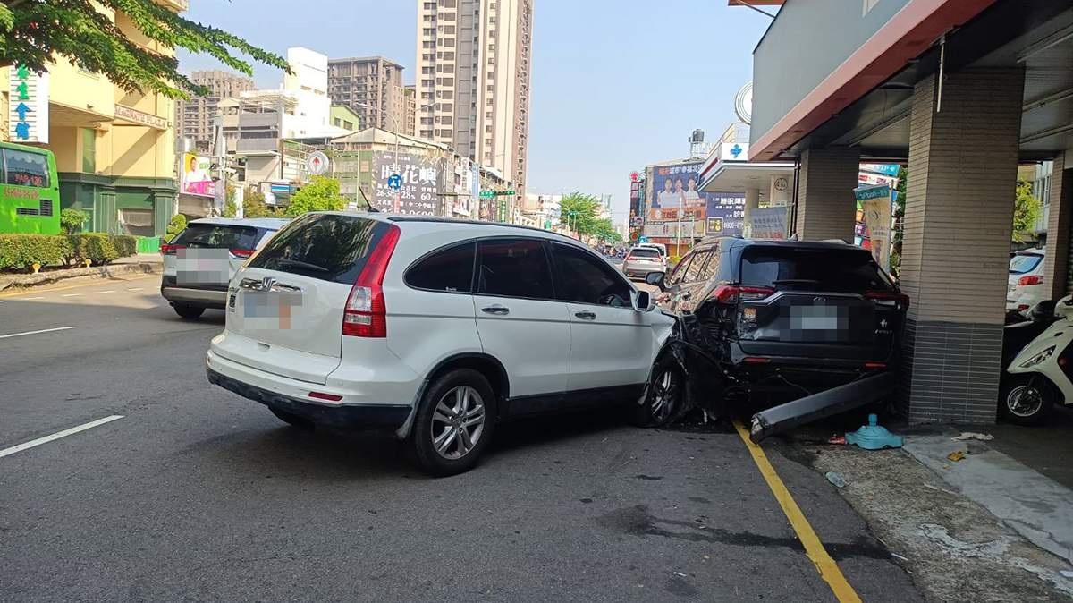 台中中清路連環撞!板模工疑疲勞駕駛睡著 肇事棄車逃返家 中午遭警逮 1 台中北區中清路一段發生連環車禍,造成女騎士擦傷、男子頭暈送醫,肇事駕駛棄車離去。
