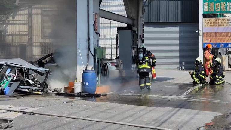 台中石岡一輛轎車轉彎失控衝進加油站起火，造成加油島及加油機受損，所幸無人傷亡。