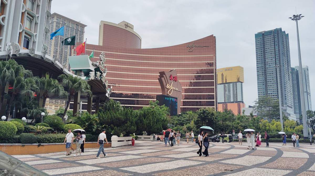 澳門不只有合法博彩業，也有大三巴牌坊等歷史景點，以及融合中西文化的街區與特色美食