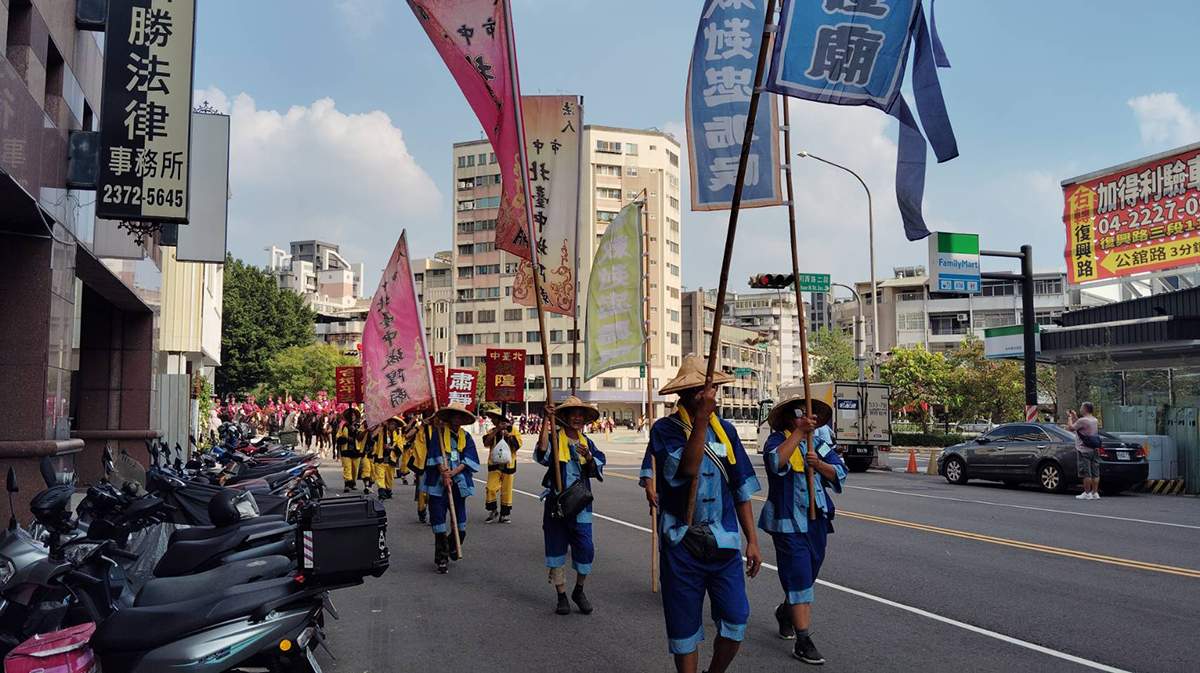 今年遶境隊伍延續傳統城隍信仰特色，呈現陰陽調和、剛柔並濟的陣容。