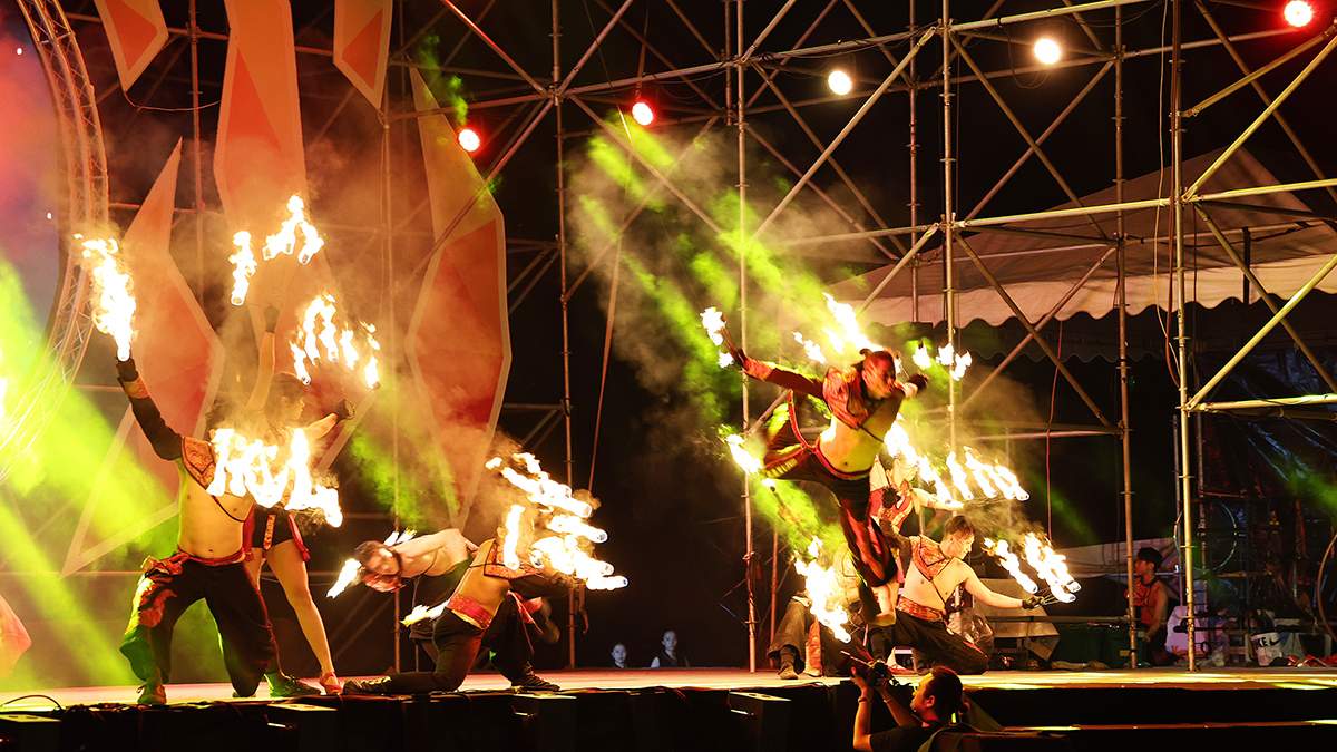 國際火舞藝術節首度結合浪人祭，打造白天音樂、夜晚火舞的跨界盛會，吸引親子同樂。