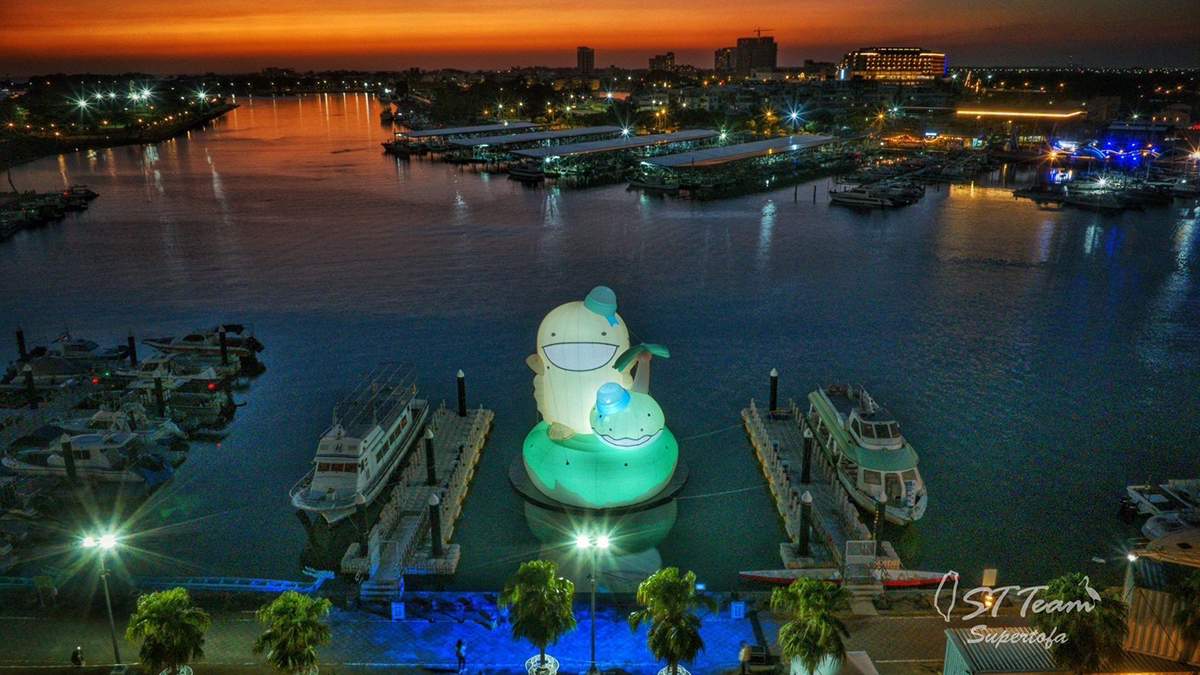 日本療癒系IP《朗萌綺盟》登陸台南!12米水上氣偶亮相 安平夜間燈光秀萌翻天 3 《朗萌綺盟》夜間光環境點亮安平漁人碼頭,結合萌系角色與燈光藝術,營造療癒港灣夜景。(Tofa提供)