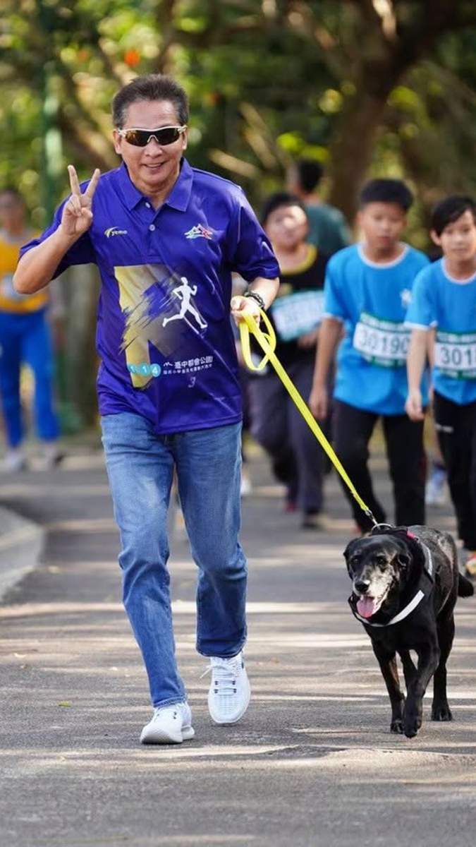土耳其震災搜救英雄退休變「校園心理師」!MELODY轉學生涯超萌 孩子天天找她療心 2 退休搜救犬MELODY化身校園模範生,陪學生上課、升旗,還與校長活力奔跑。
