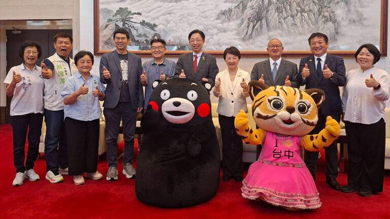 熊本地震台中伸援手 知事率團訪台中市議會續寫患難情 1 台中石虎妹妹與日本熊本熊同台亮相,萌樣吸睛掀起合照熱潮,為雙城交流增添亮點。