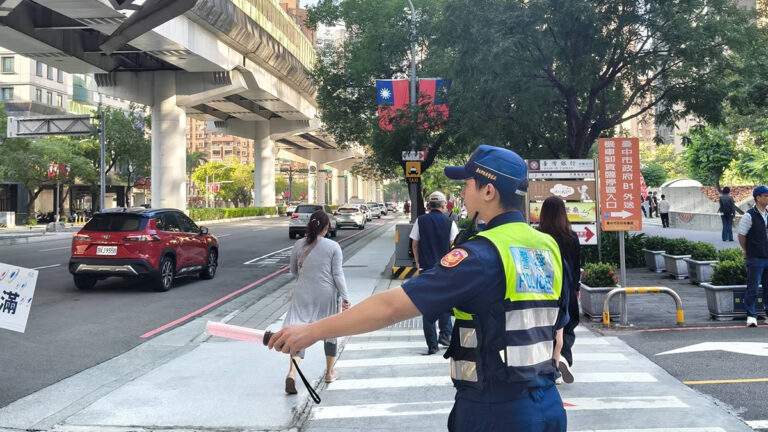 台中市府舉行國慶升旗典禮，警六分局加強交通疏導與安全維護，守護民眾平安。