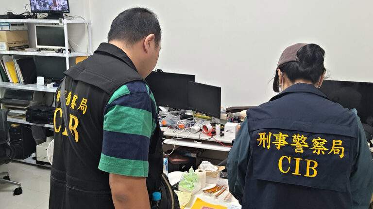 刑事局破獲破解日本衛星B-CAS卡侵權集團，查扣破解卡及相關設備，估計侵權市值逾6億元。