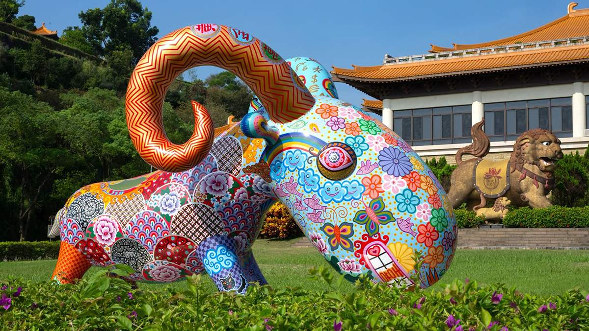 洪易動物雕塑進駐佛光山!《三羊和順》展至明年3月 5 「三羊和順」特展展至2027年3月8日,洪易繽紛動物雕塑妝點佛陀紀念館,適合親子假日同遊。