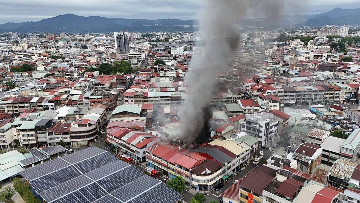 南投埔里永吉巷住宅上午發生火警，烈焰從2樓竄出，警消出動多輛消防車灌救，所幸無人傷亡。