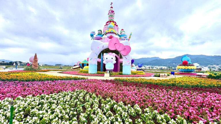 新社花海暨台中國際花毯節10月31日登場，甜點王國花毯結合三麗鷗明星吸睛。