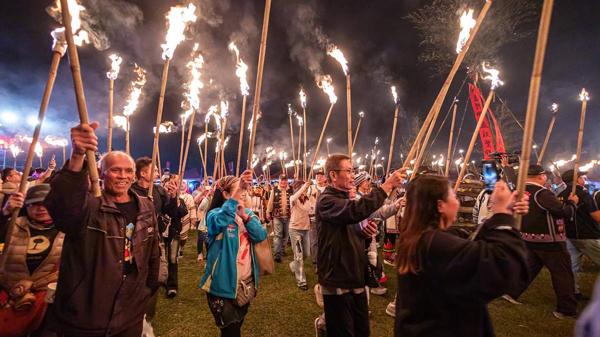清境火把節「雲南之夜」登場，上百人手持火把圍繞篝火祈福，火光照亮山城。