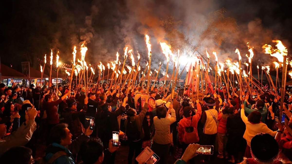 清境火把節以火傳承文化記憶，熊熊火光點亮山城夜空，展現族群團結與節慶魅力。