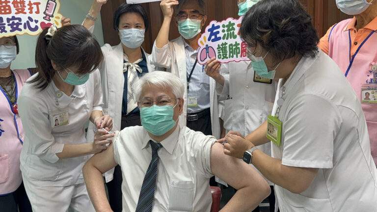 公費疫苗今開打 台中醫院首日湧人潮 院長「左流右心」雙臂接種賺1350點健康幣 2 S 13991981