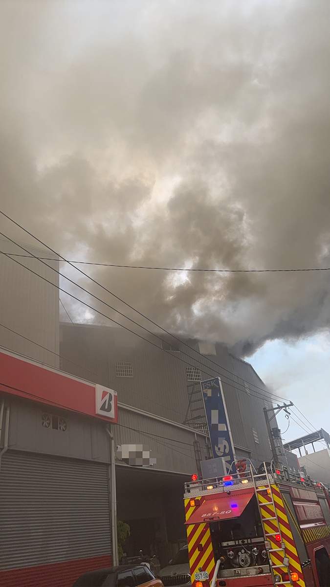 西屯工廠火警，地上3層樓鐵皮建築冒出濃煙，消防人員到場灌救。