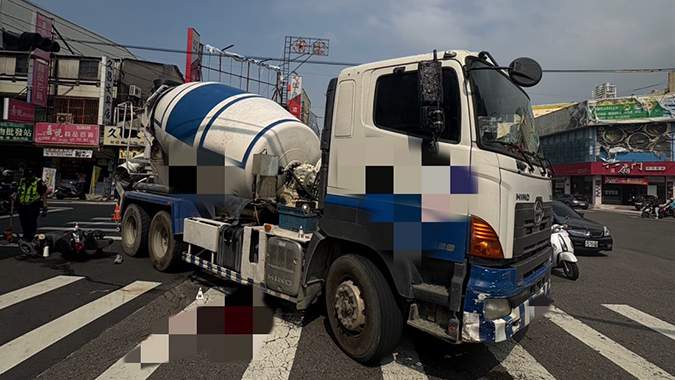台中后里預拌車右轉與直行機車碰撞，造成後座乘客當場死亡，事故原因待警方調查。