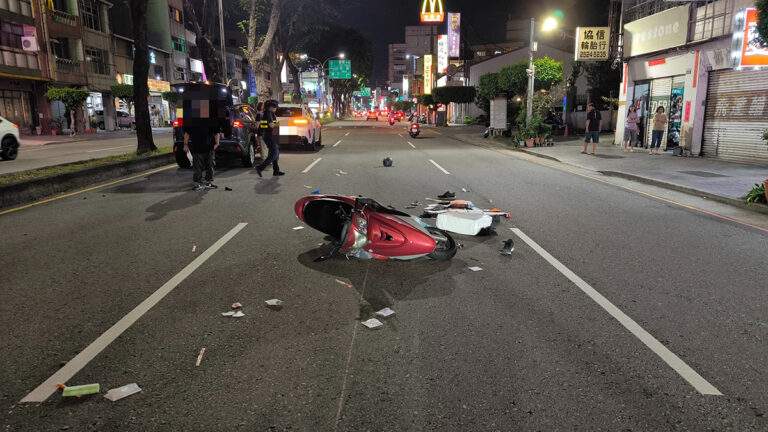 豐原中正路發生機車撞轎車事故，騎士載3歲女兒雙雙受傷。