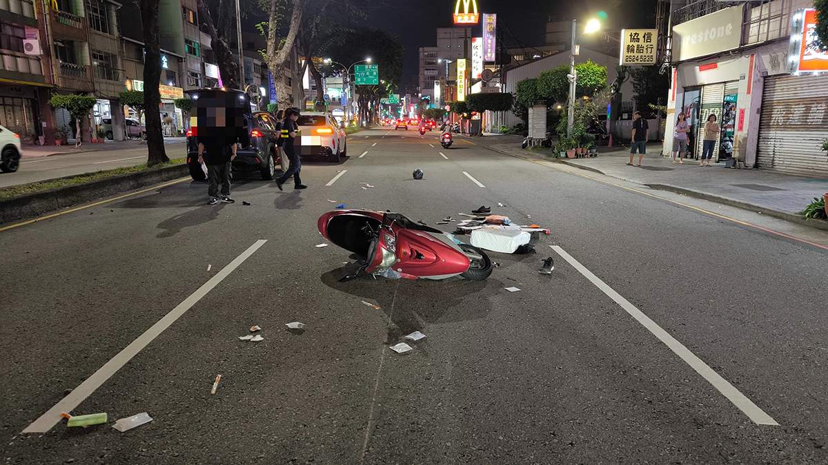 機車突左偏撞轎車 豐原男載3歲女兒雙雙受傷 1 豐原中正路發生機車撞轎車事故,騎士載3歲女兒雙雙受傷。