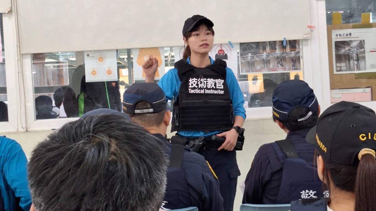 台中警界首位女性常訓教官 王翊馨跆拳道4段、國際賽抱回10面獎牌 1 台中市警局警員王翊馨憑跆拳道4段實力及國際賽10面獎牌佳績,成為首位女性常訓技術教官。