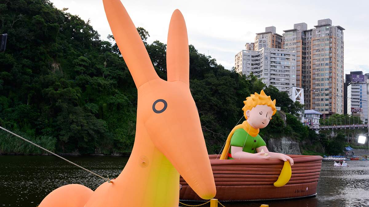 19公尺巨型小王子點亮碧潭!水上腳踏車夜航、野餐市集一路玩到年底 4 碧潭地景裝置展推出野餐、特色市集等多元活動,邀民眾漫遊水岸,享受豐富藝文時光。