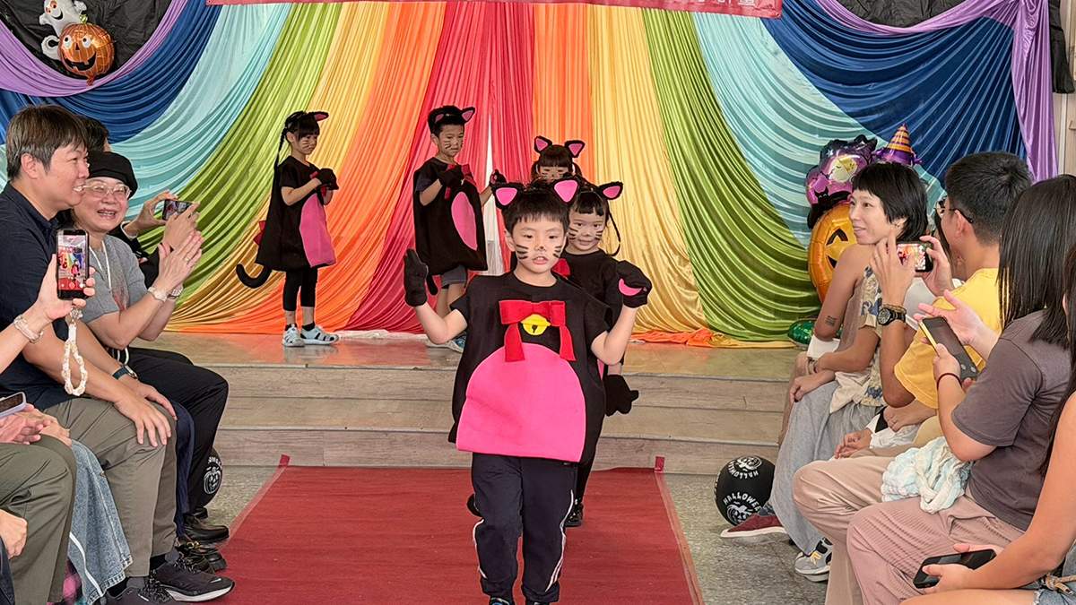 嶺東科大42套萬聖創意服裝亮相 幼童化身南瓜、草莓萌翻全場 1 春安附幼小朋友穿上大學生設計的萬聖節創意服裝,化身小小麻豆走上時尚舞台,萌樣十足。