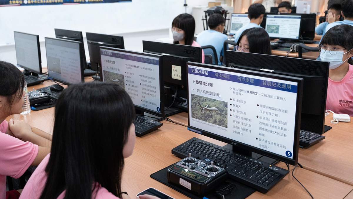 嶺東科大團隊帶領學生認識無人機法規及飛行安全，建立正確操作觀念。