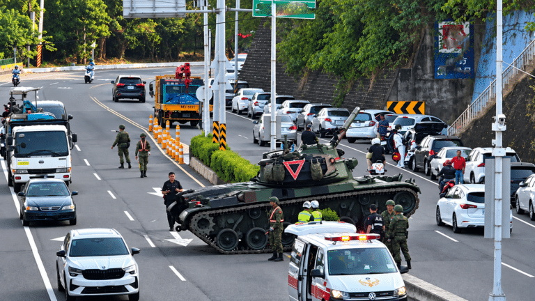 苗栗市中山路一輛國軍M60A3坦克車不明原因撞上中央分隔島，造成雙向車流受阻。