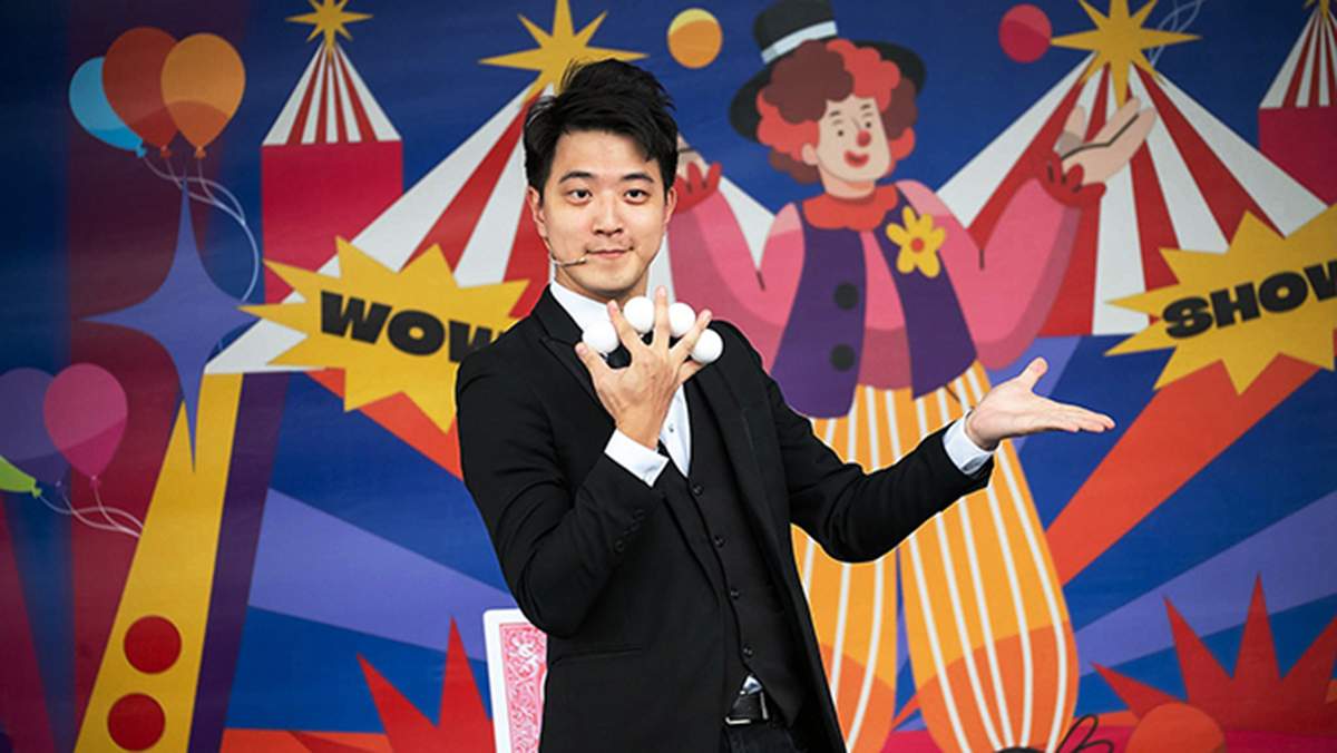 「迷思魔幻劇團」帶來精彩演出，邀民眾國慶連假走進眷村，開箱歡樂時光。