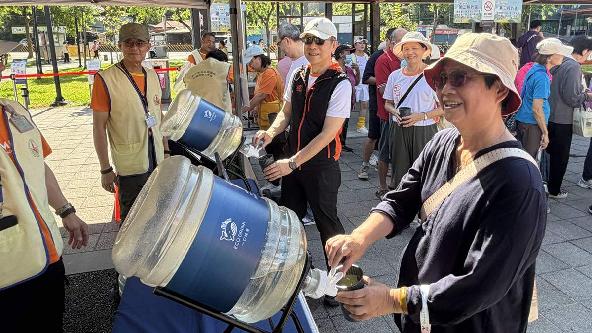 土城醫院健走桐樂會近千人響應 健檢、癌篩、減塑一次推 3 土城醫院賴旗俊院長與衛生局高淑真副局長至供水站取水,響應減塑行動。