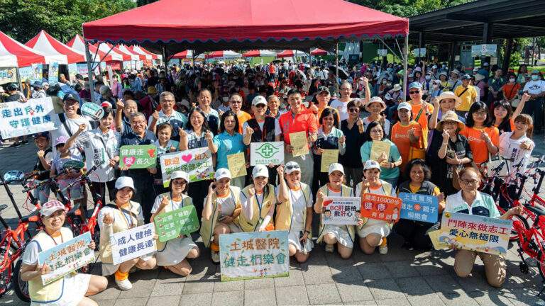 土城醫院健走桐樂會近千人響應 健檢、癌篩、減塑一次推 5 土城醫院攜手土城區里長推動社區健康,讓健康促進服務深入鄰里。