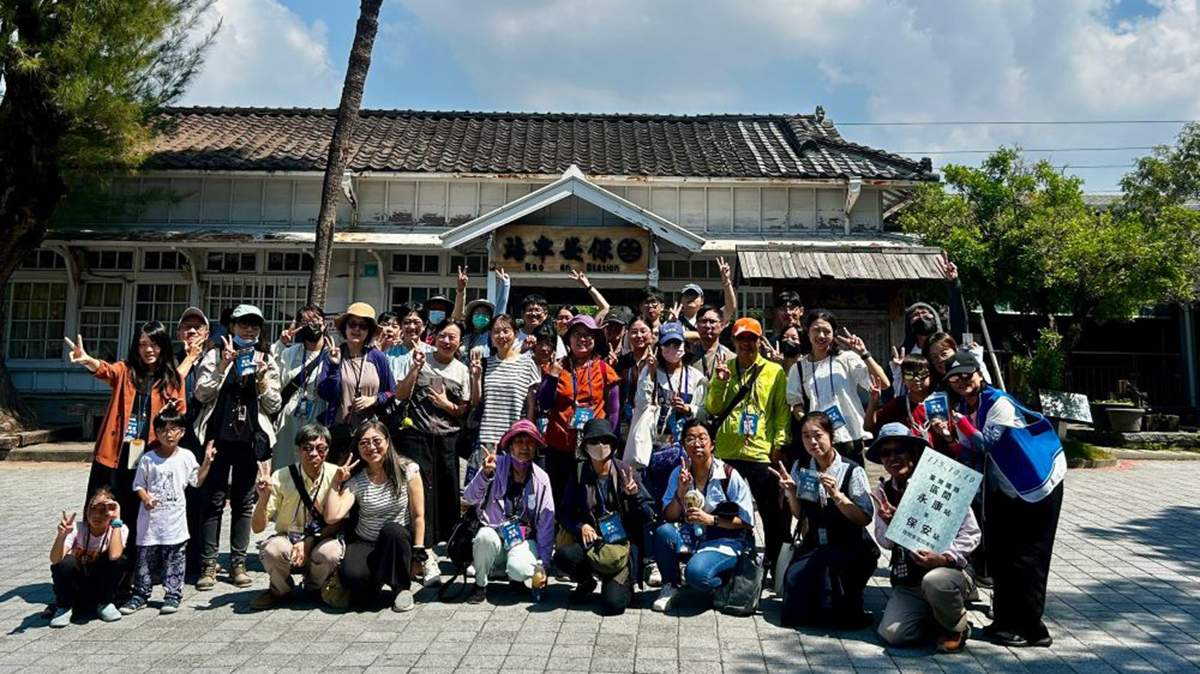 台南百年車站告別平面月台!國慶連假快閃演出、鐵道小旅行 打卡送2000顆椪餅 1 台南火車站地下化通車前推出告別活動,復古場景、快閃演出邀民眾留下百年回憶。