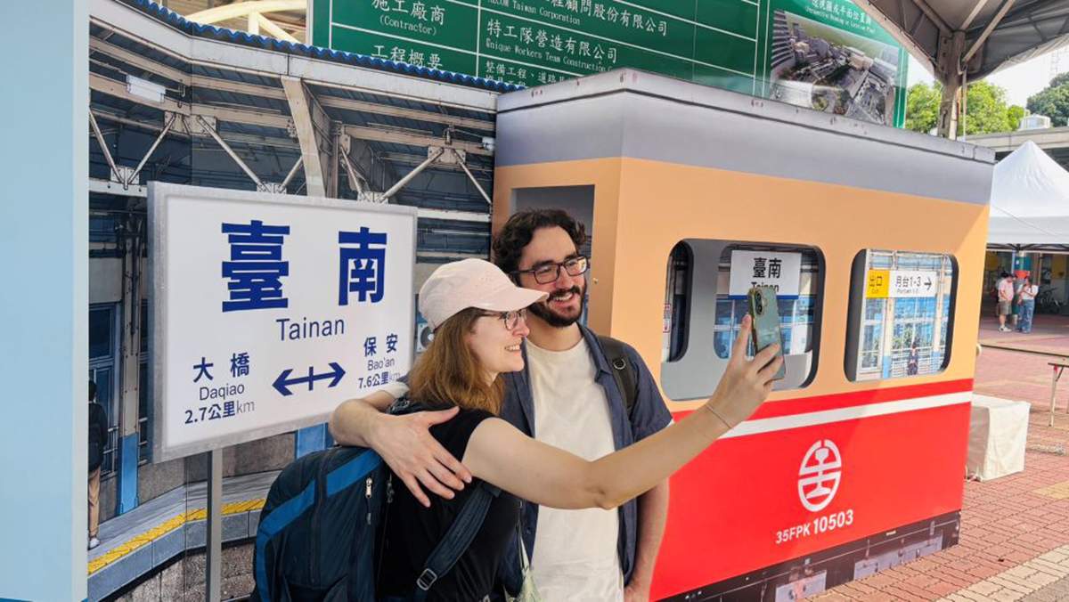 台南百年車站告別平面月台!國慶連假快閃演出、鐵道小旅行 打卡送2000顆椪餅 3 「再會百年月台」活動至10月11日,邀民眾走訪台南火車站,留下百年車站回憶。