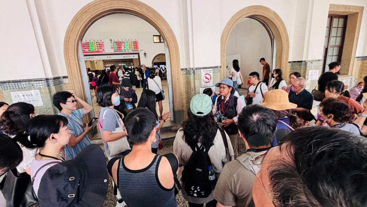 台南百年車站告別平面月台!國慶連假快閃演出、鐵道小旅行 打卡送2000顆椪餅 2 台南火車站10月17日地下化通車,市府推出告別活動,邀民眾把握機會與百年月台合影留念。