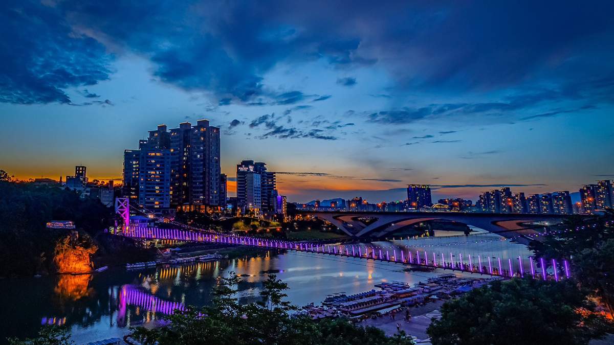 碧潭吊橋與夕陽美景相映成趣，邀民眾漫遊水岸，感受浪漫迷人的湖光山色。
