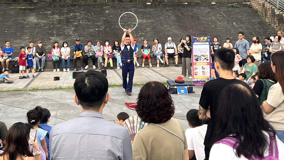 碧潭地景展期間將推出魔術、雜耍及泡泡秀等街頭演出，邀民眾漫遊水岸。