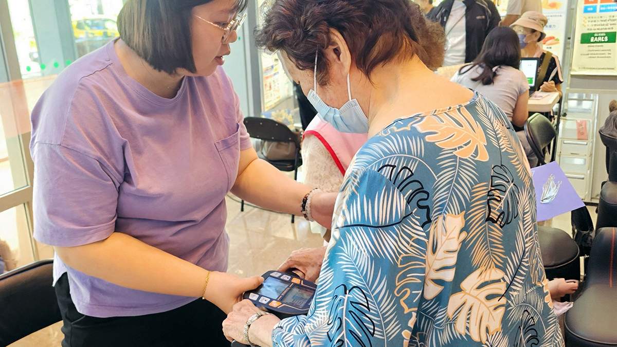 身高縮水近5公分、下背痠痛 72歲婦篩檢才知罹患骨鬆 2 亞東醫院舉辦骨質健康衛教週,提供骨密度及肌力檢測,協助民眾及早發現骨鬆風險。