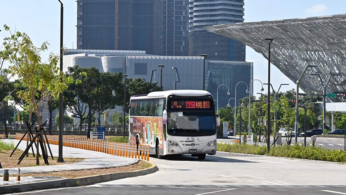 水湳轉運中心9月底迎9條國道客運進駐，每日130班次，整體運行順暢。