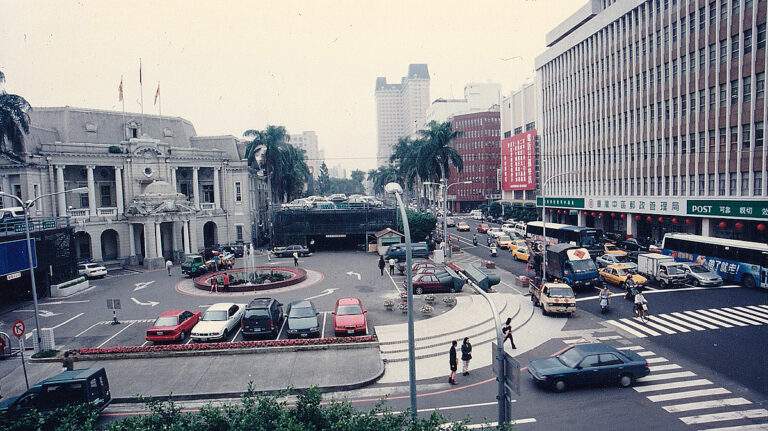 1990年代台中州廳前噴水池廣場，當年搭配景觀造型，是不少老台中人的城市記憶。