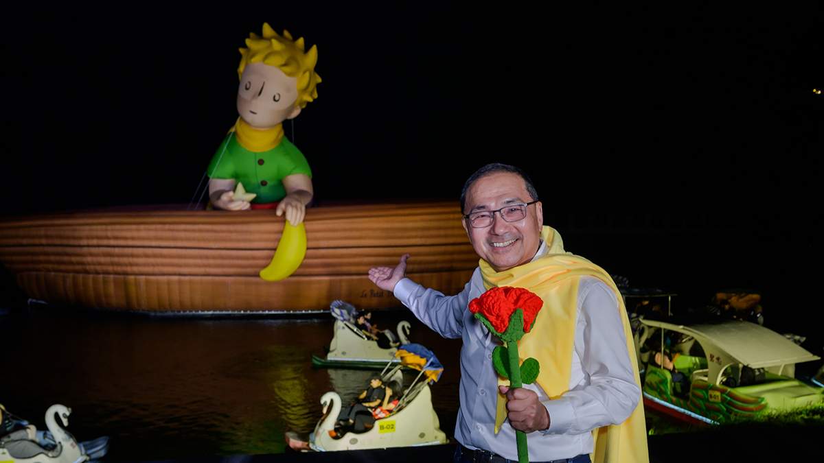 19公尺巨型小王子點亮碧潭!水上腳踏車夜航、野餐市集一路玩到年底 3 新北市長侯友宜與小王子合影,為碧潭地景裝置展揭開序幕,邀民眾漫遊夢幻水岸。